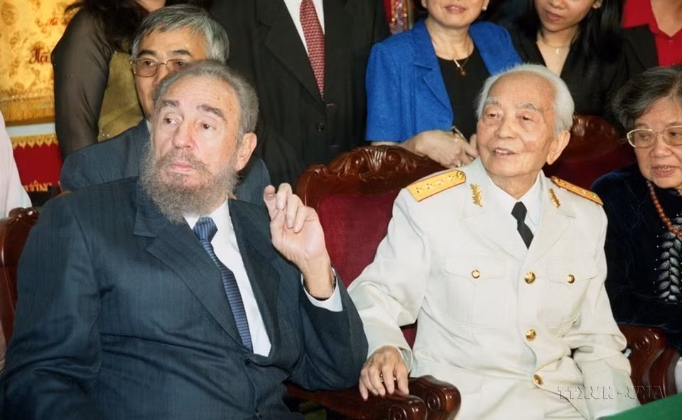 古巴共产党中央委员会第一书记菲德尔·卡斯特罗对越南进行正式访问期间会见了武元甲大将（2009年）。图自越通社