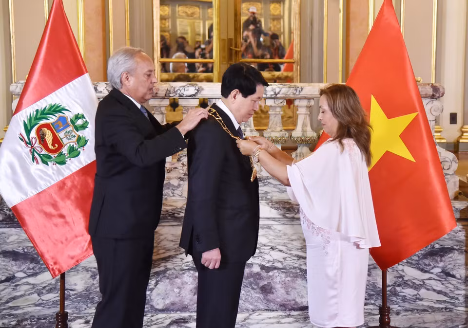 秘鲁总统迪娜·塞加拉向越南国家主席梁强授予大十字级“秘鲁太阳”勋章。图自越通社
