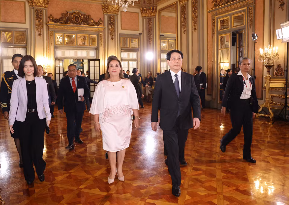 越南国家主席梁强和秘鲁总统迪娜·埃尔西利娅·博鲁阿尔特·塞加拉前往会谈室。图自越通社