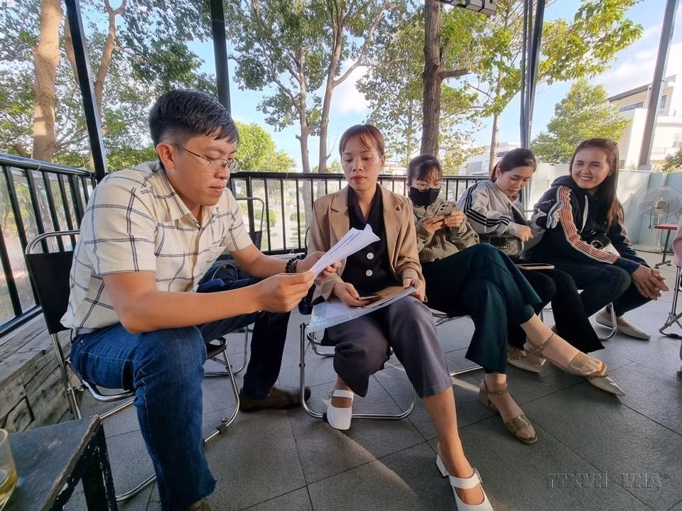 越通社记者与宁顺省学生交流。图自越通社