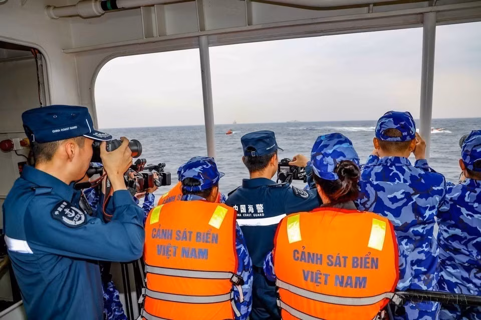 越南与中国新闻工作者参加越南海警与中国海警2023年第一次北部湾海域联合巡逻报道工作。图自越通社