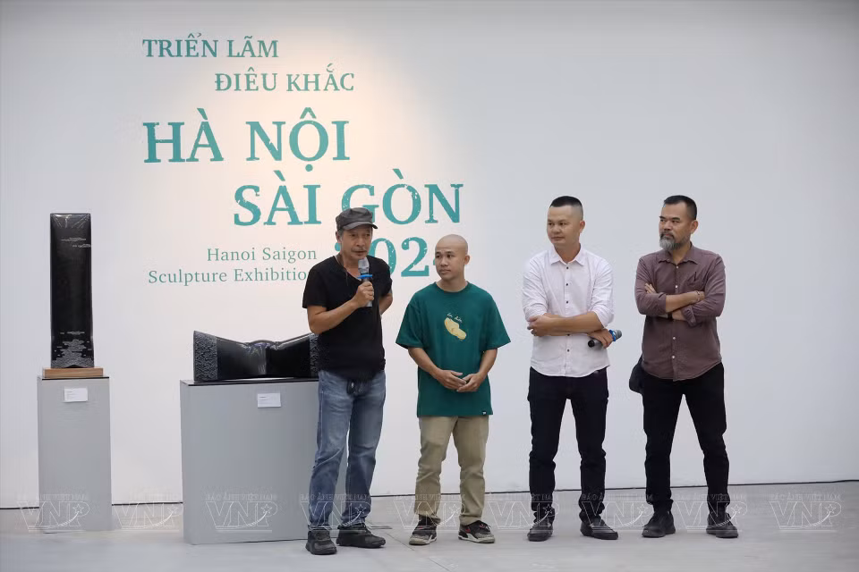 雕塑艺术家陶周海在展览开幕式上发表讲话。图自越通社/越南画报