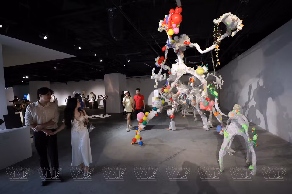 “河内-西贡雕塑”展览吸引众多年轻人的关注。图自越通社/越南画报