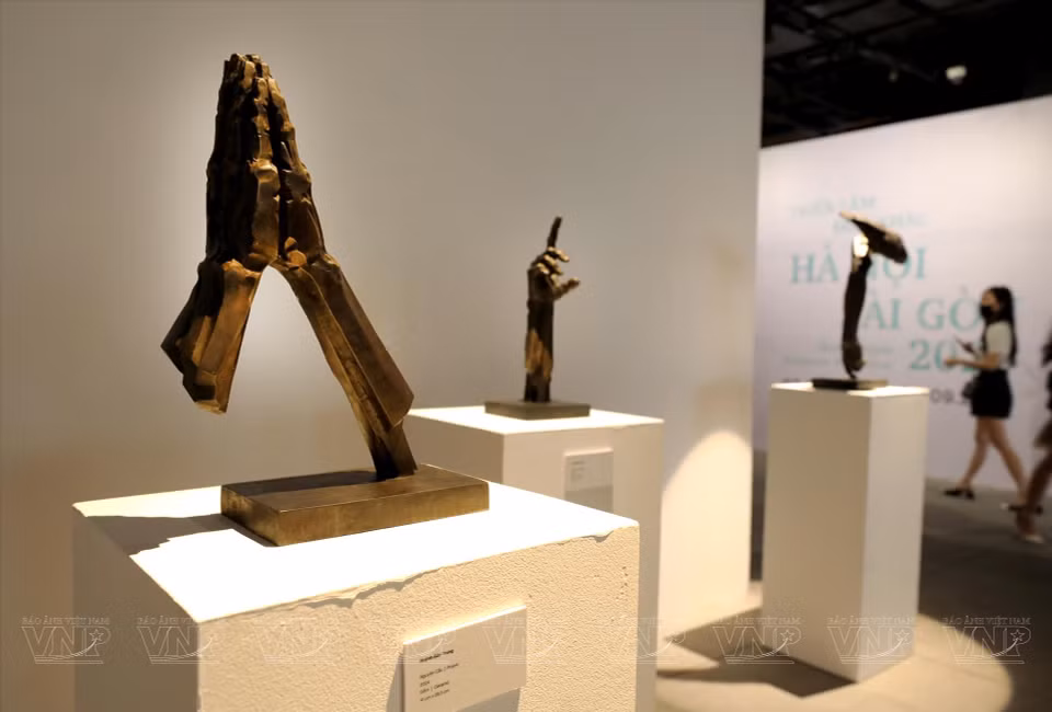 雕塑艺术家黄宝忠陶瓷作品《祈愿》。图自越通社/越南画报