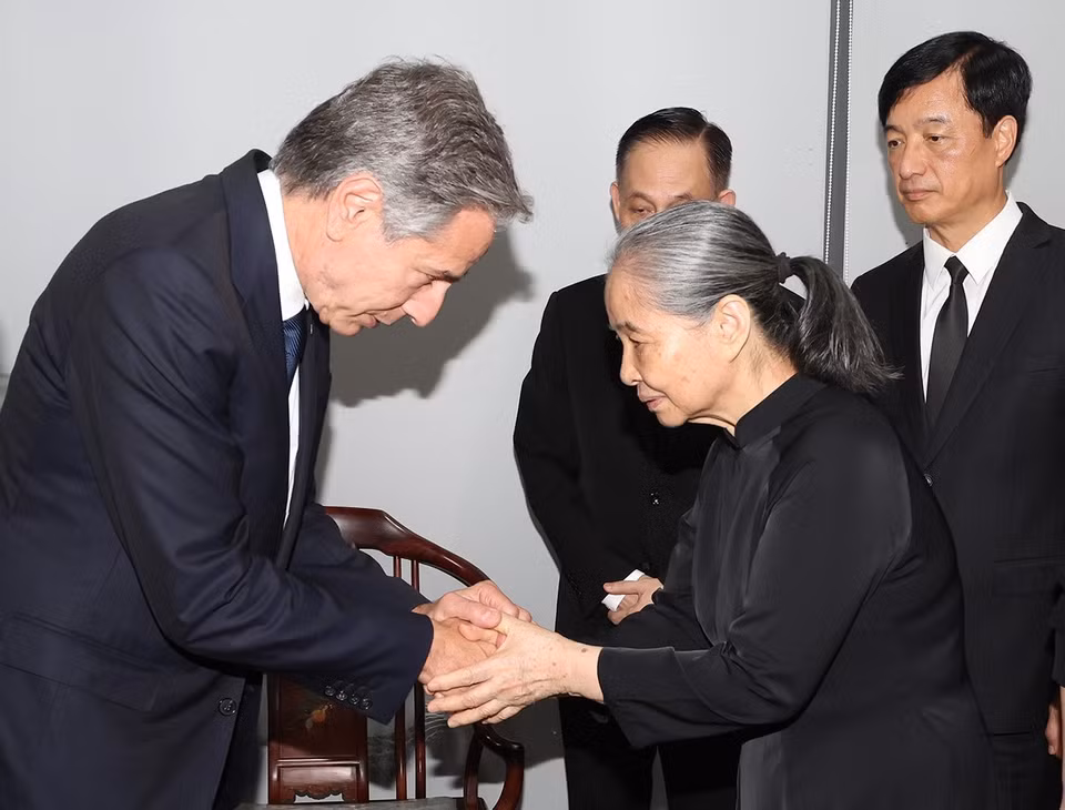 由美国国务卿布林肯率领的美国总统特派团来到越南，前往阮富仲总书记公宅，向阮富仲总书记夫人和家属表达深切哀悼。图自越通社