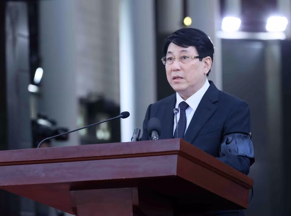 越共中央政治局委员，书记处常务书记、治丧委员会主任梁强同志宣读葬礼委员会成员和国葬仪式。图自越通社