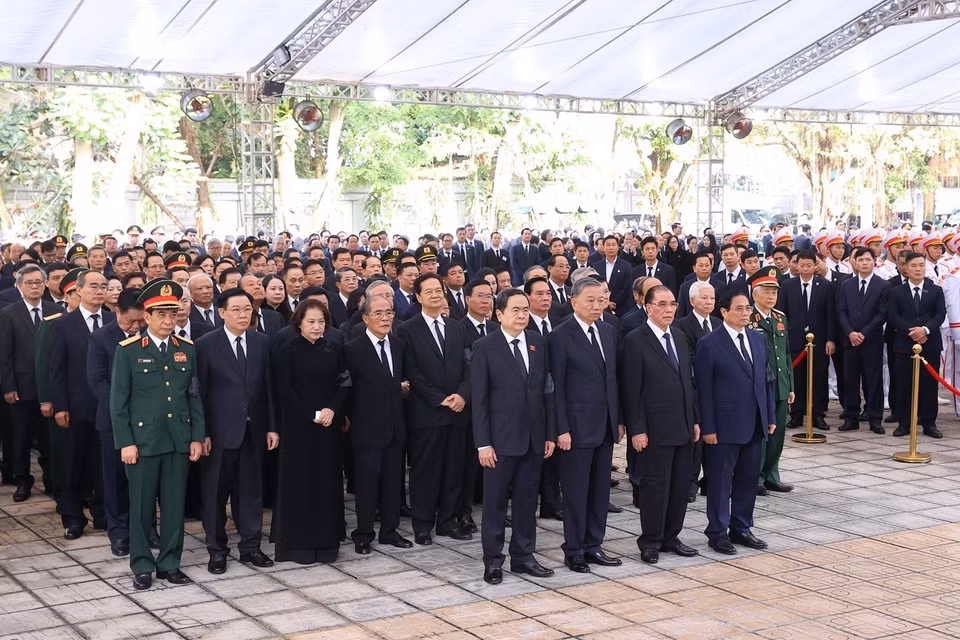 越共中央政治局委员、越南社会主义共和国主席苏林率领的越南共产党中央委员会代表团向阮富仲总书记敬香。图自越通社