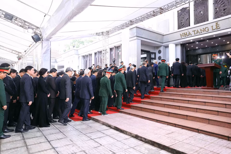 越南共产党中央委员会代表团向阮富仲总书记敬香。图自越通社