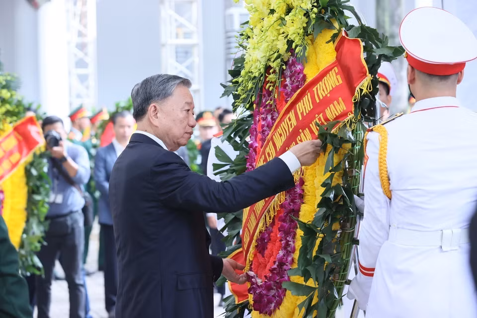 越共中央政治局委员、越南社会主义共和国主席苏林率领的越南共产党中央委员会代表团向阮富仲总书记敬香。图自越通社