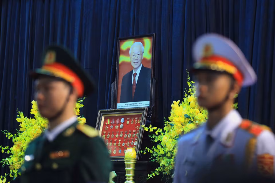 官兵守卫在阮富仲总书记灵柩旁。图自越通社