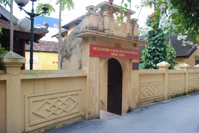 距离河内市中心约10公里的万福丝绸村不仅是历史悠久的丝绸纺织村，而且也是富有革命传统之村。1946年12月19日，胡志明主席在这里发出《全国抗战号召书》。图自Vietnamplus