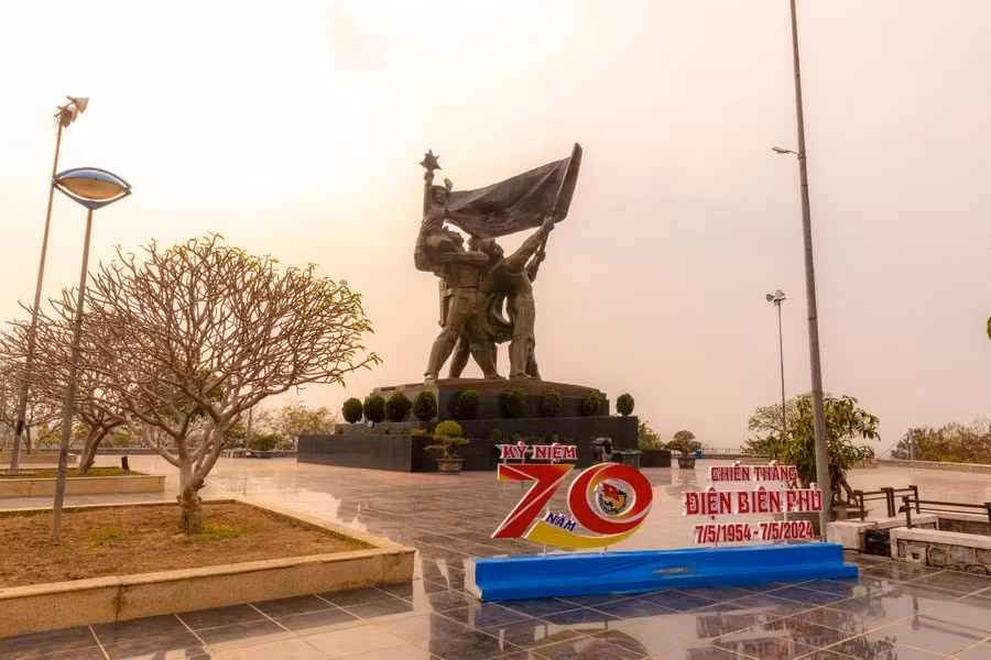 奠边府大捷纪念碑坐落于奠边府市中心的D1丘。图自Vietnam+