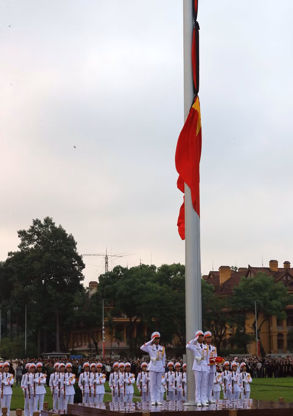 吊唁阮富仲总书记逝世的升国旗降半旗仪式7月25日上午在巴亭广场隆重举行。图自越通社