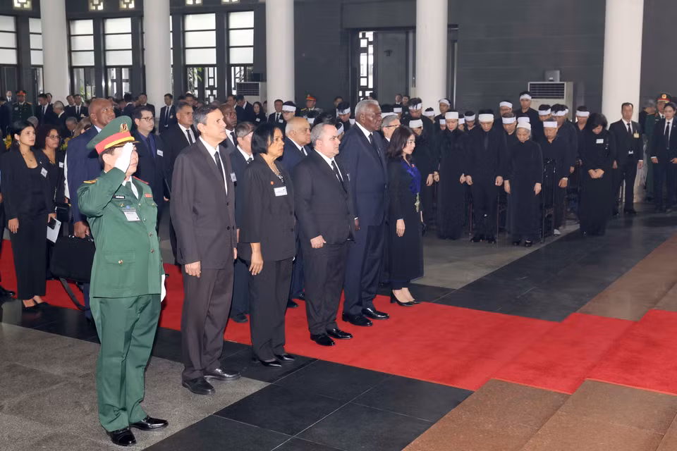 由古巴全国人民政权代表大会（全国人大）主席埃斯特万·拉索·埃尔南德斯（Esteban Lazo Hernandez）率领的古巴党、国家高级代表团赴越南出席阮富仲总书记国葬。图自越通社