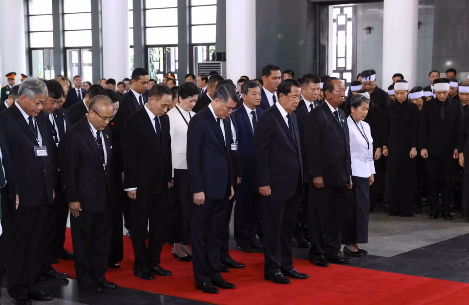 由柬埔寨参议院主席洪森率领的柬埔寨王国代表团前来吊唁阮富仲总书记逝世。图自越通社