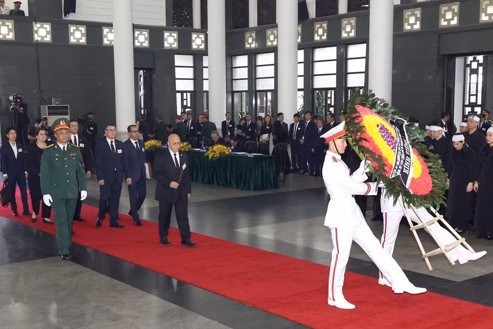 阿尔及利亚人民民主共和国代表团前来吊唁阮富仲总书记逝世。图自越通社
