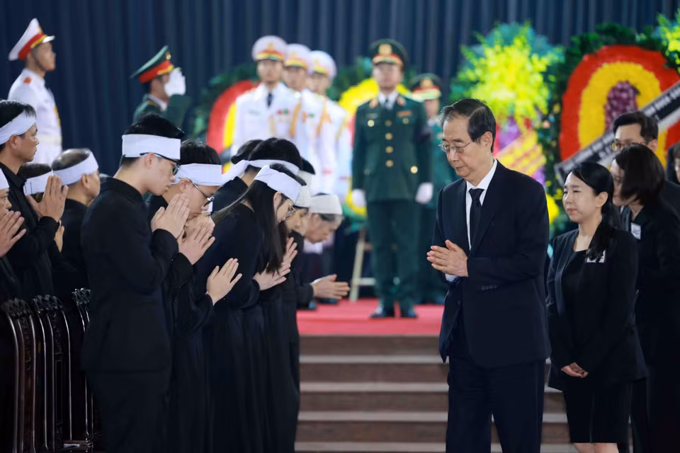 由韩国总理、韩国总统特使韩德洙为团长的韩国代表团赴越南出席阮富仲总书记国葬。图自越通社