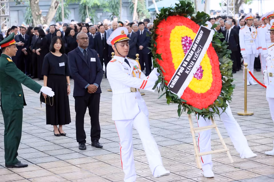 由瓦努阿图共和国总检察长劳福曼（Arnold Kiel Loughman）率领的瓦努阿图共和国代表团前来吊唁阮富仲总书记逝世。图自越通社