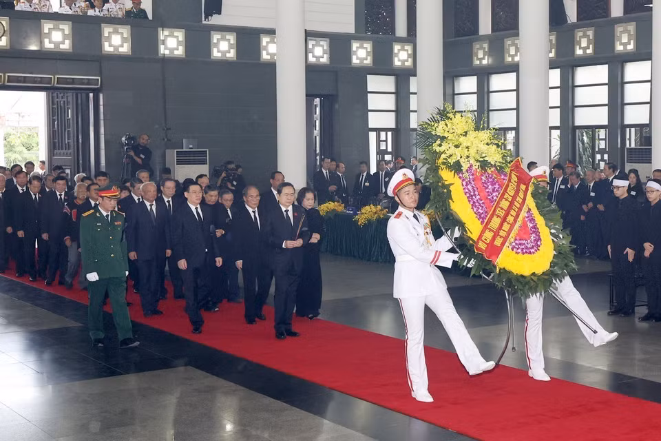 越共中央政治局委员、国会主席陈青敏率领国会代表团向阮富仲总书记敬香。图自越通社