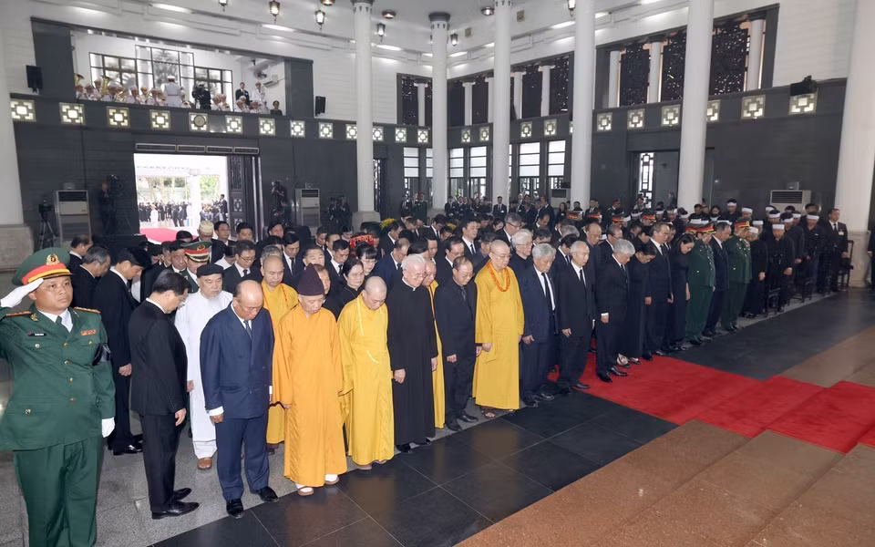由越共中央政治局委员、书记处书记、越南祖国阵线中央委员会主席杜文战率领的越南祖国阵线中央委员会代表团吊唁阮富仲总书记逝世。图自越通社