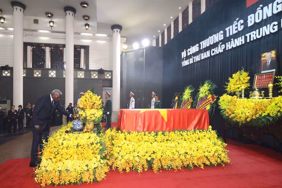 由古巴全国人民政权代表大会（全国人大）主席埃斯特万·拉索·埃尔南德斯（Esteban Lazo Hernandez）率领的古巴党、国家高级代表团赴越南出席阮富仲总书记国葬。图自越通社