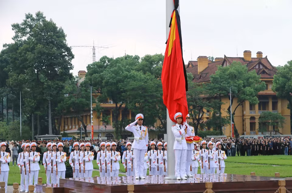 向国旗敬礼和升国旗降半旗仪式7月25日上午在巴亭广场隆重举行。图自越通社