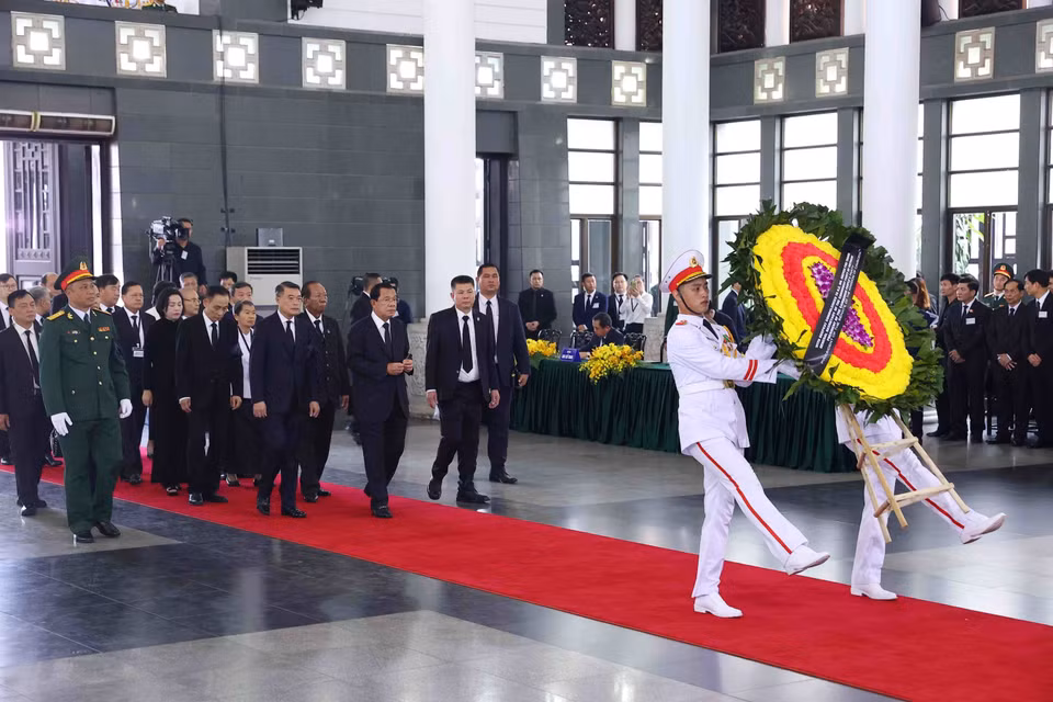 由柬埔寨参议院主席洪森率领的柬埔寨王国代表团前来吊唁阮富仲总书记逝世。图自越通社