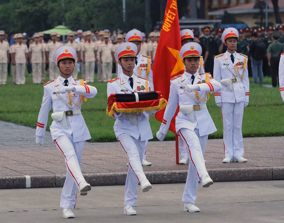吊唁阮富仲总书记逝世的升国旗降半旗仪式在巴亭广场隆重举行。图自越通社