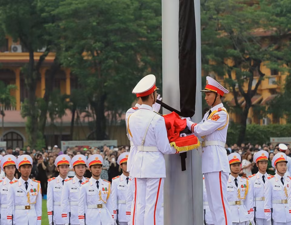 吊唁阮富仲总书记逝世的升国旗降半旗仪式在巴亭广场隆重举行。图自越通社