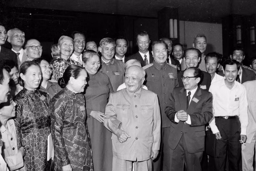 孙德胜主席和各位代表出席于1977年1月31日至2月4日在胡志明市举行的越南统一阵线大会。图自越通社