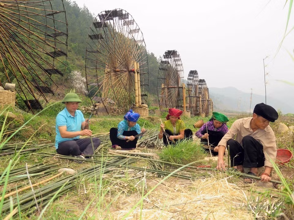 山罗省芒罗县玉战新农村村民准备材料建设水车，以大力促进当地旅游发展。图自越通社
