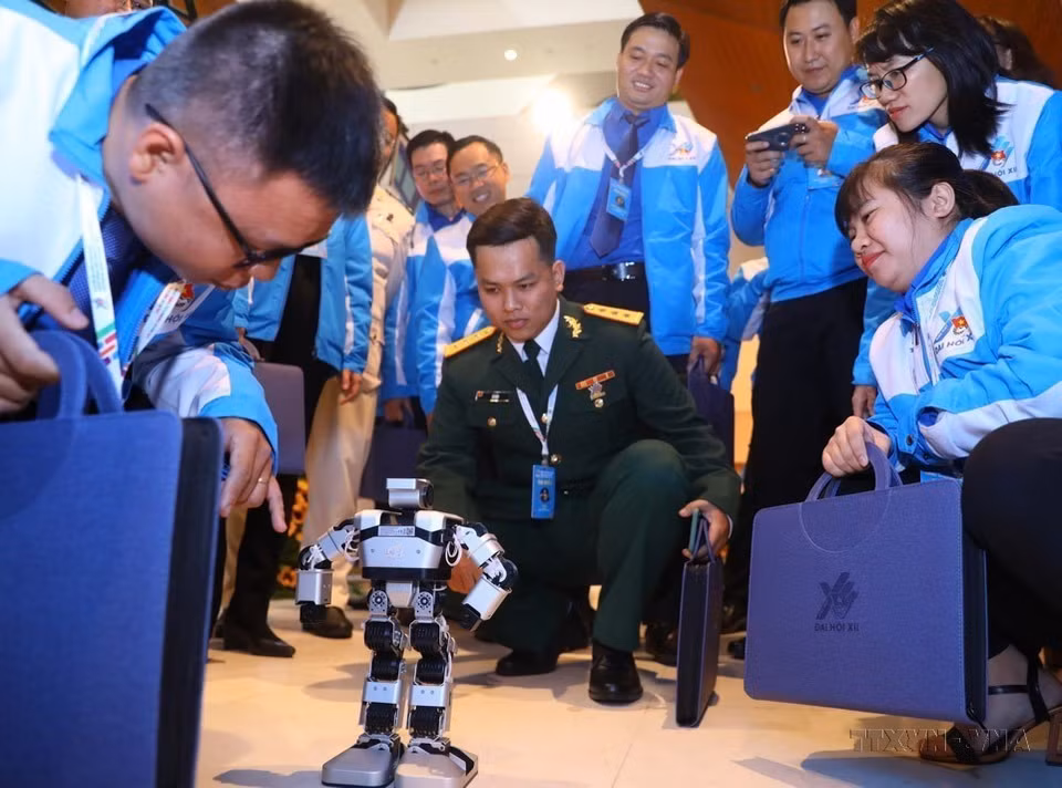 积极参加发展科技创新、推进数字化转型等竞赛运动。图为胡志明共青团第12届全国代表大会上，与会代表体验东南部地区共青团的新技术产品。图自越通社