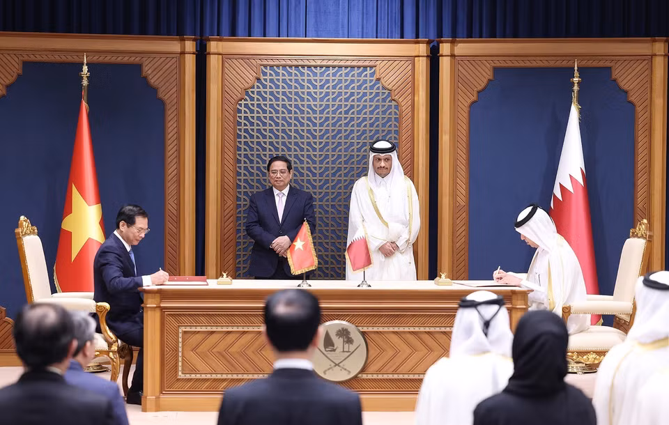 越南政府总理范明政与卡塔尔国首相穆罕默德·本·阿卜杜拉赫曼·阿勒萨尼越南政府与卡塔尔政府关于修订越南政府与卡塔尔政府之间航空运输协议的谅解备忘录签署仪式。图自越通社