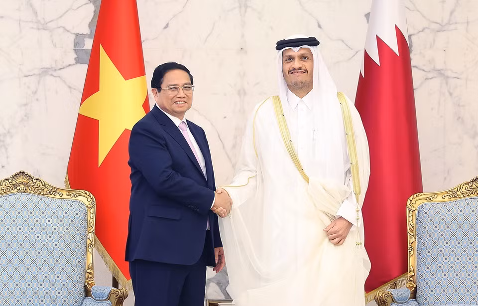 越南政府总理范明政与卡塔尔国首相穆罕默德·本·阿卜杜拉赫曼·阿勒萨尼举行会谈。图自越通社