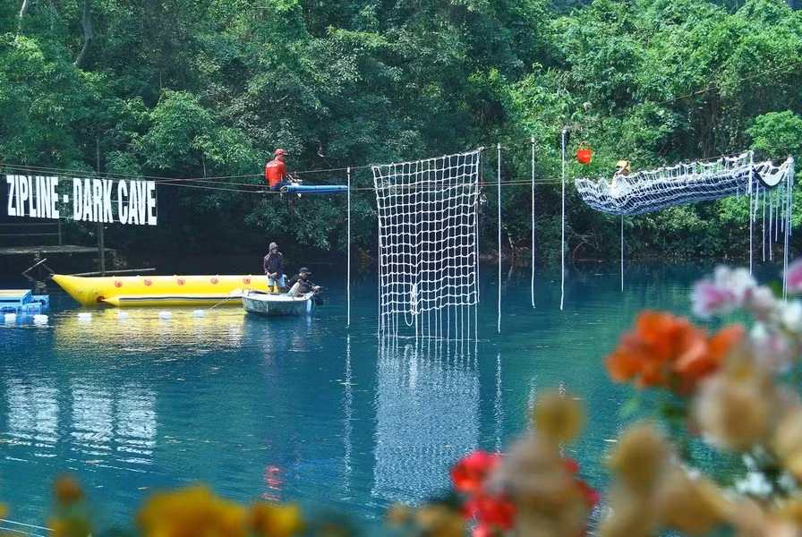 丰芽各邦国家公园里的杵河-黑洞（Sông Chày - Hang Tối）旅游区吸引大量游客前来参观体验。图自Vietnam+