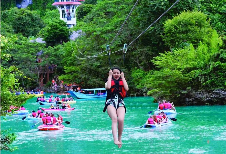 游客在丰芽各邦国家公园里的杵河-黑洞（Sông Chày - Hang Tối）旅游区体验各种游戏。图自Vietnam+