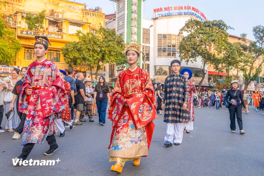 2024年第四届“百花步行”越南服饰文化节在河内市中心街道上举行。图自Vietnam+