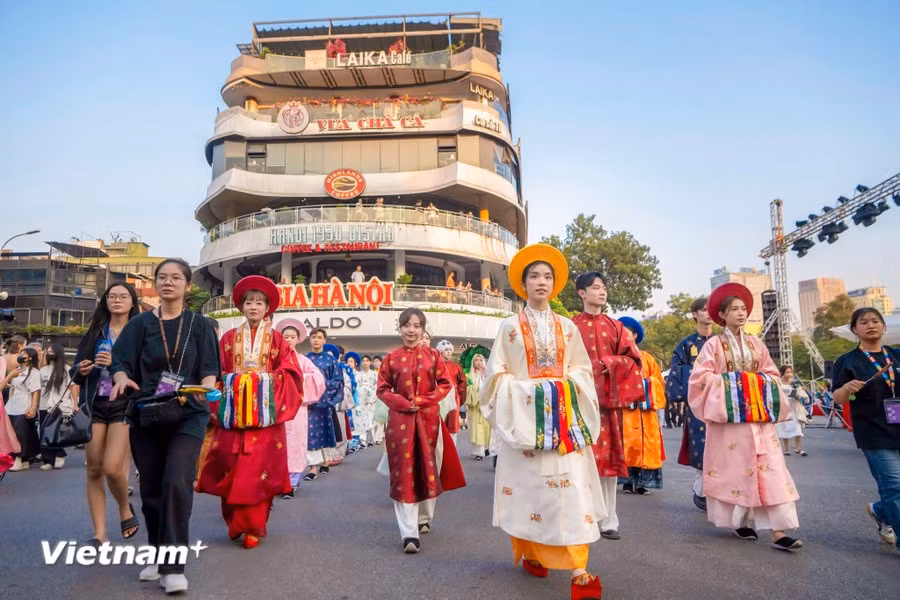 2024年第四届“百花步行”越南服饰文化节在河内市中心街道上举行。图自Vietnam+