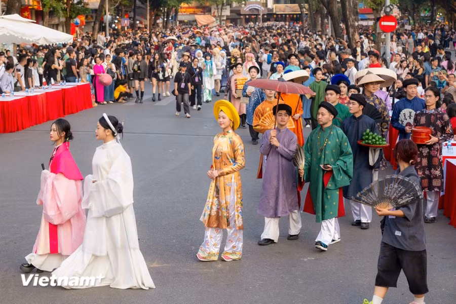 河内市市民和游客将有机会欣赏奥黛、五身奥黛、交领服和日平服等越南的传统服饰。图自Vietnam+