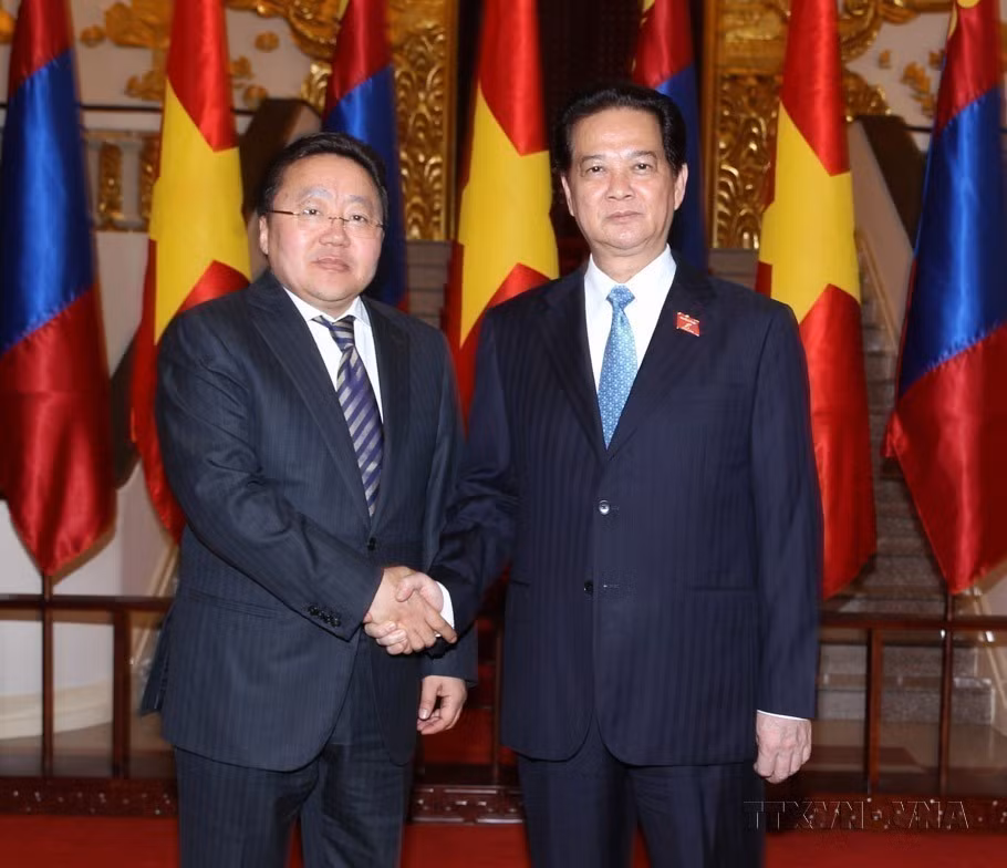 越南政府总理阮晋勇会见对越南进行国事访问的蒙古国总统额勒贝格道尔吉（2013年）。图自越通社
