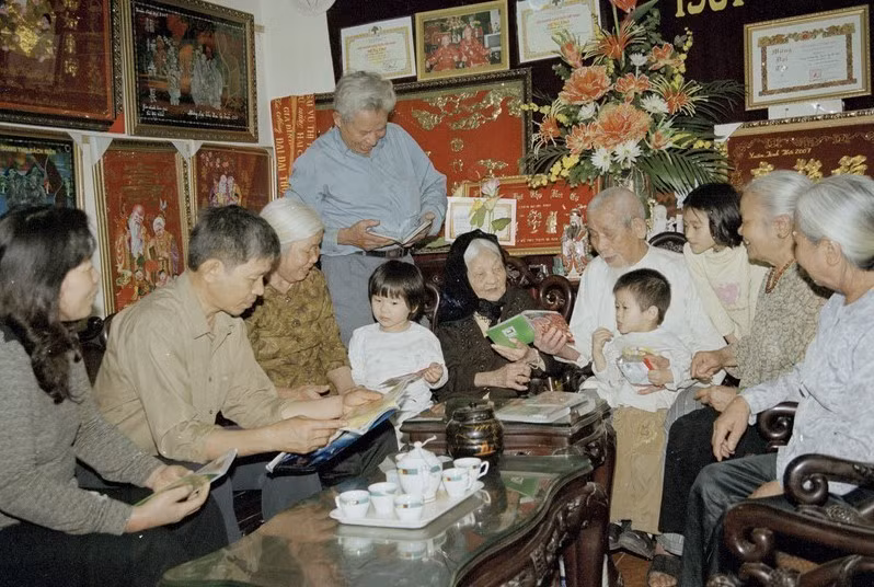 河内市的武廷假和吴氏梅夫妇“五代同堂”家庭和睦相处（2007年）。图自越通社