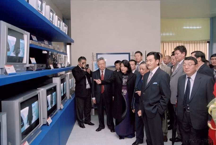 蒙古国总统那楚克·巴嘎班迪造访柴同B工业园区的Hanel电子公司（2005年）。图自越通社