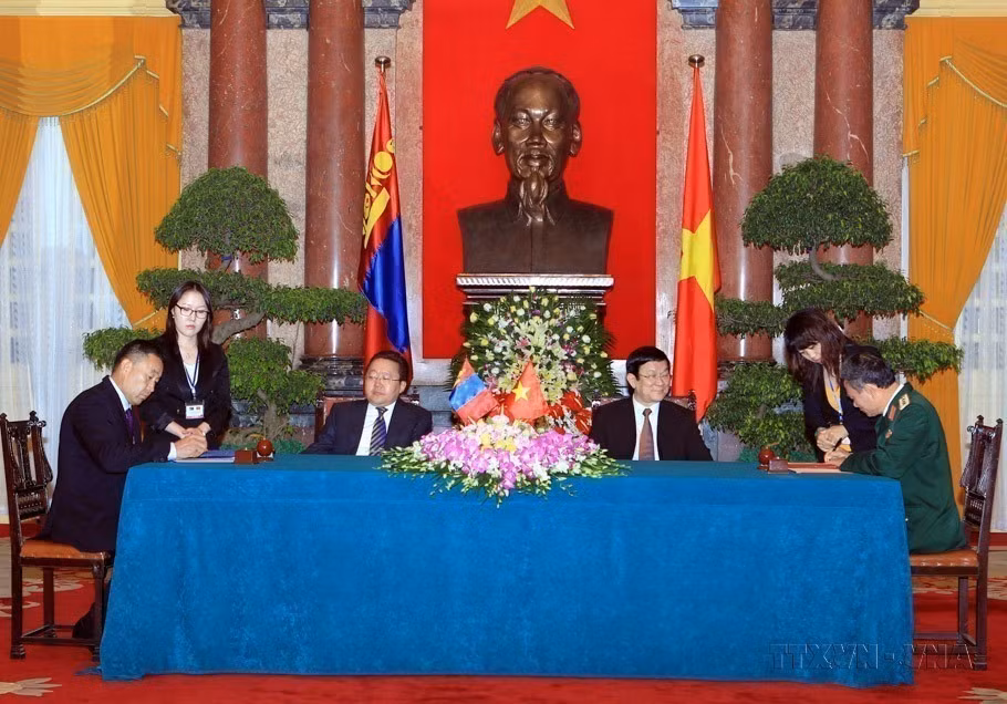 越南国家主席张晋创与蒙古国总统额勒贝格道尔吉出席两国国防部防务合作备忘录签署仪式（2013年）。图自越通社