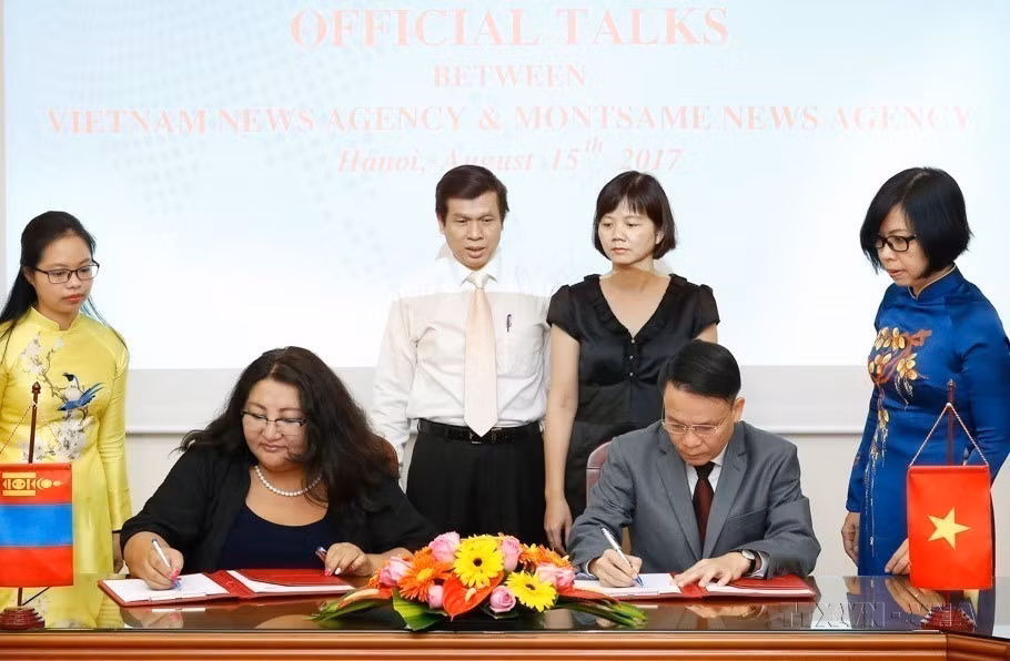 越通社社长阮德利与蒙古通讯社社长Montsame Ganchimeg Badamdorj签署合作协议。图自越通社