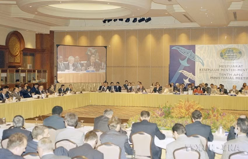 1998年11月14日在马来西亚首都吉隆坡召开的亚太经合组织（APEC）第十次部长级会议开幕式上，越南、俄罗斯、秘鲁已正式加入APEC，使APEC成员总数提升至21个。图自越通社