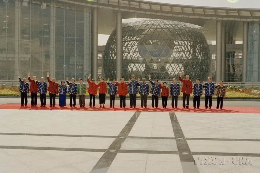 潘文凯总理和出席在中国上海举行的亚太经合组织第9次领导人非正式会议与会各经济体领导（2001年10月20日）。图自越通社