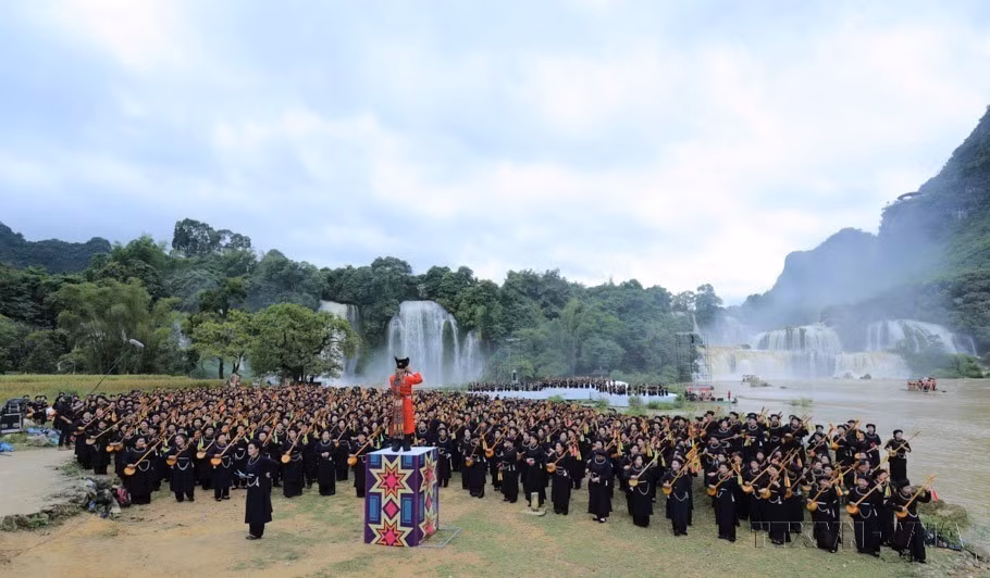 大力对外推广越南风土人情。图为：在板约瀑布景区举行的题为《根源与高平天琴和天曲特色》演唱会，吸引1000名观众参加。图自 越通社