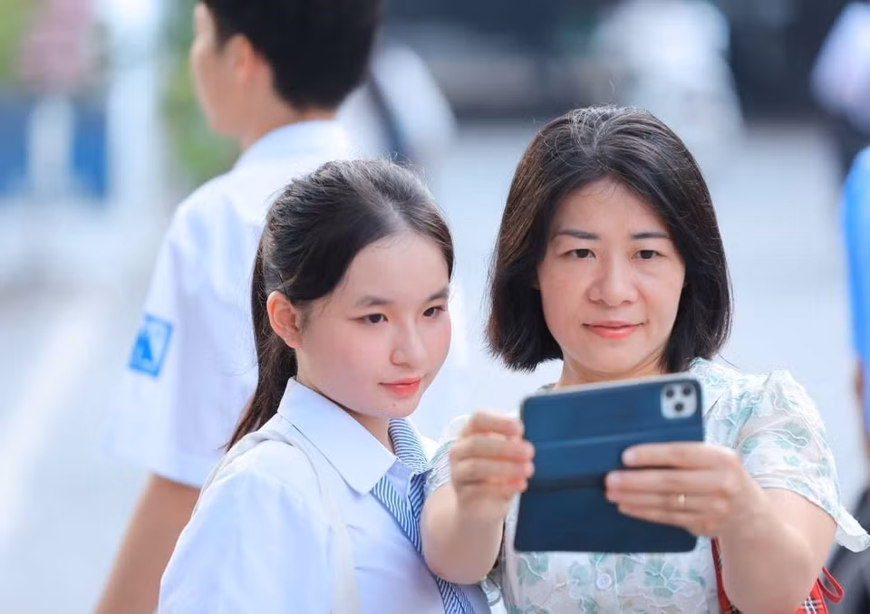 河内-阿姆斯特丹高中学生与母亲合影留念。图自越通社