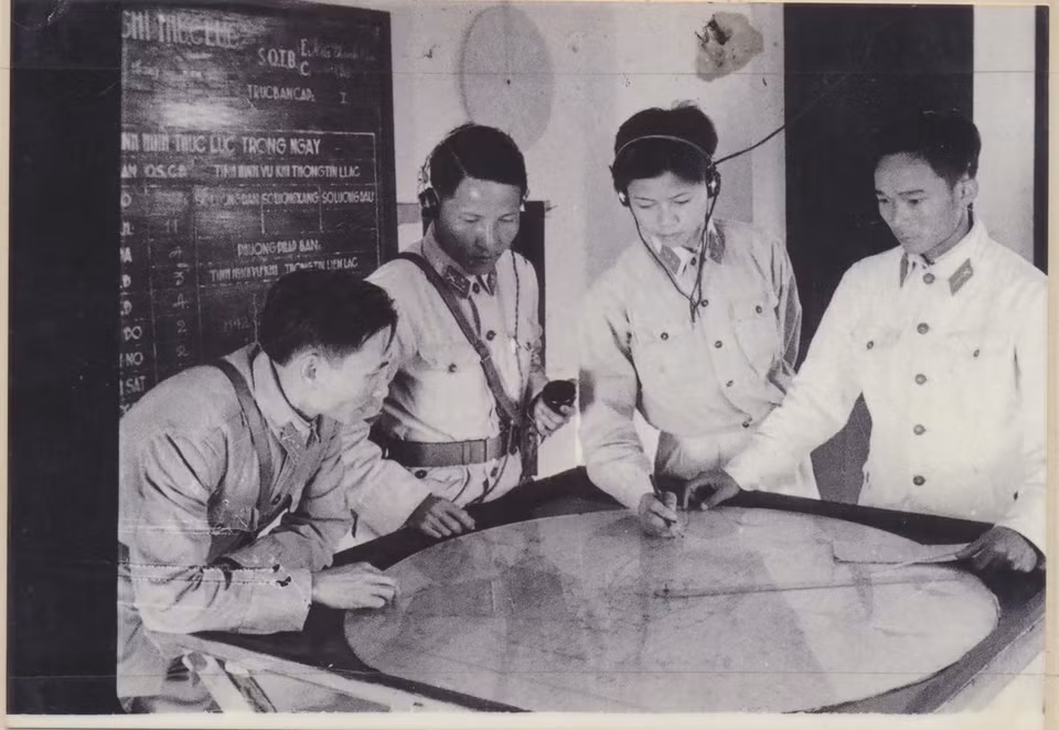 指挥队密切关注美国马多克斯号驱逐舰的抗击情况（1964年8月2日）。海军军种供图/越通社发