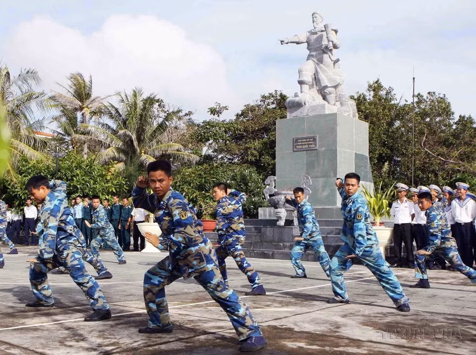 南谒岛上战士锻炼武术，增强体质，努力完成各项任务。图自越通社